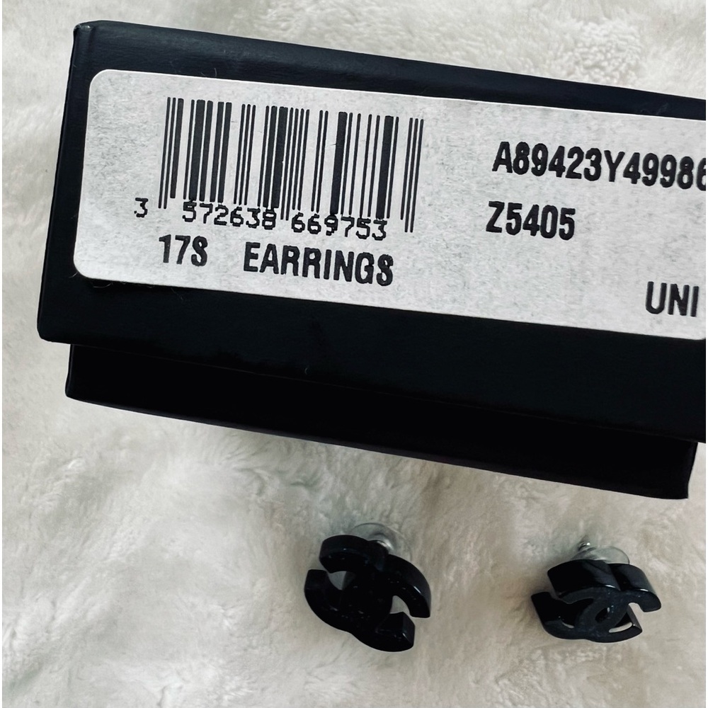 Chanel CC 2017 Resin Studs with Box - Picture 5 of 11